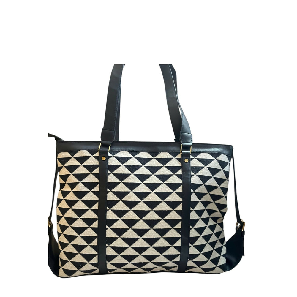 Triangle design vegan leather laptop bag from ONEarth, product photo 4