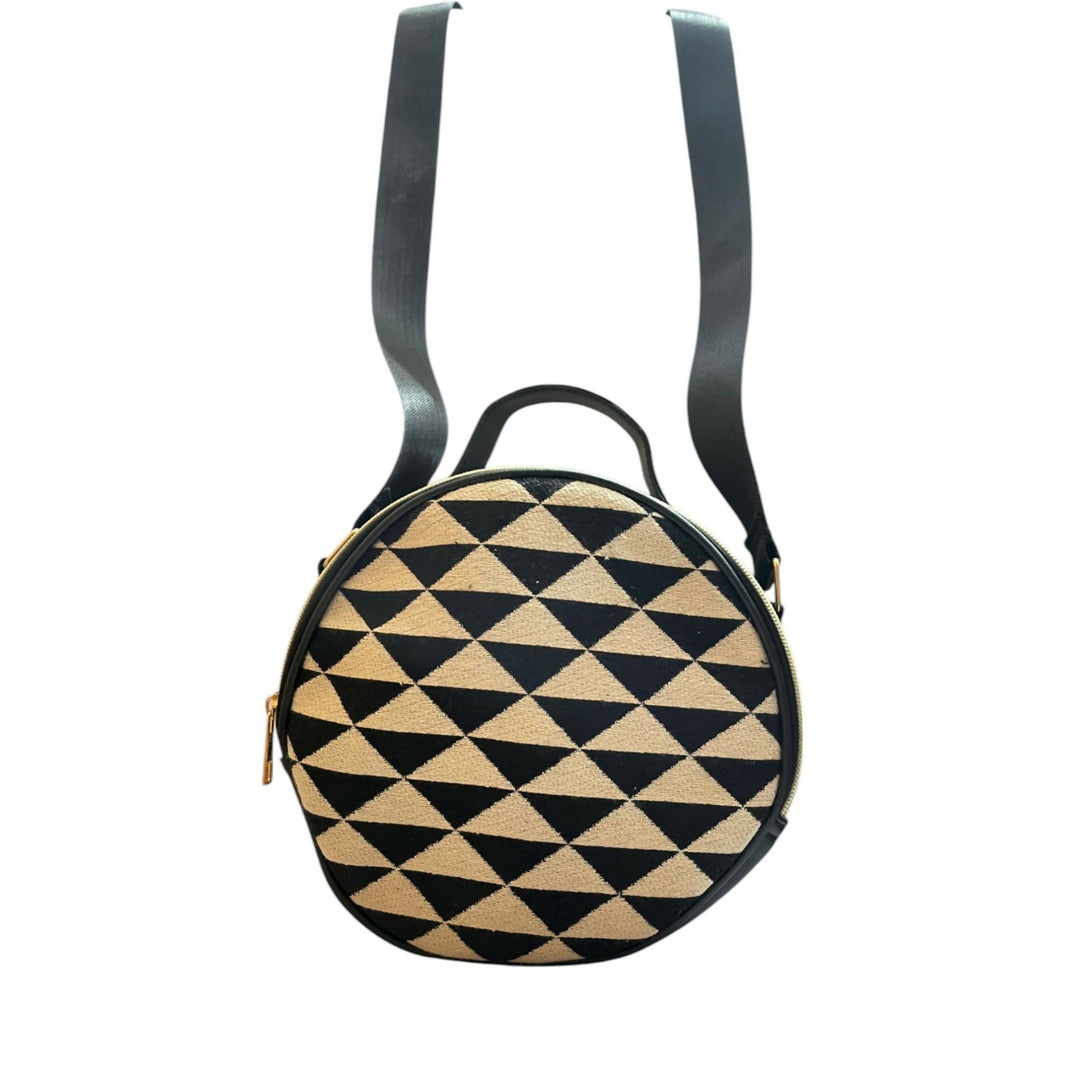 Round sling bag in vegan leather by ONEarth, product photo 2