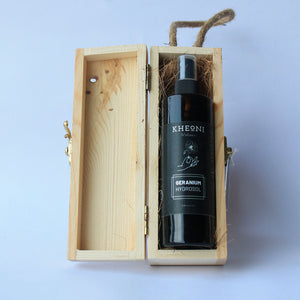Kheoni Geranium hydrosol spray bottle – close-up