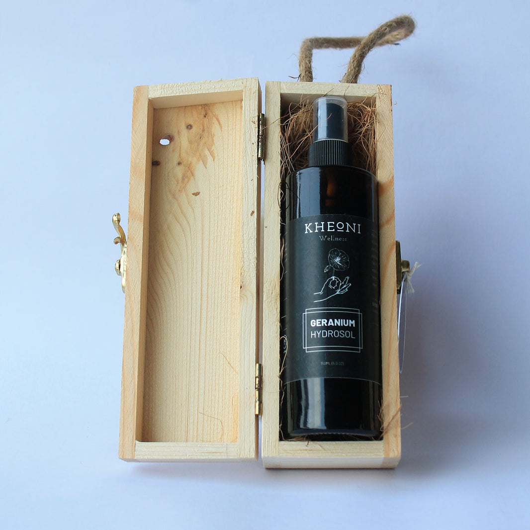 Kheoni Geranium hydrosol spray bottle – close-up